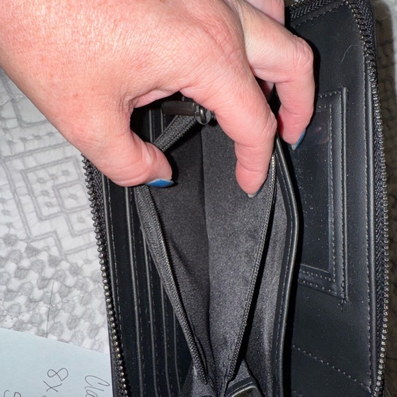 Black Skull Embossed Wallet - Picture 5 of 5